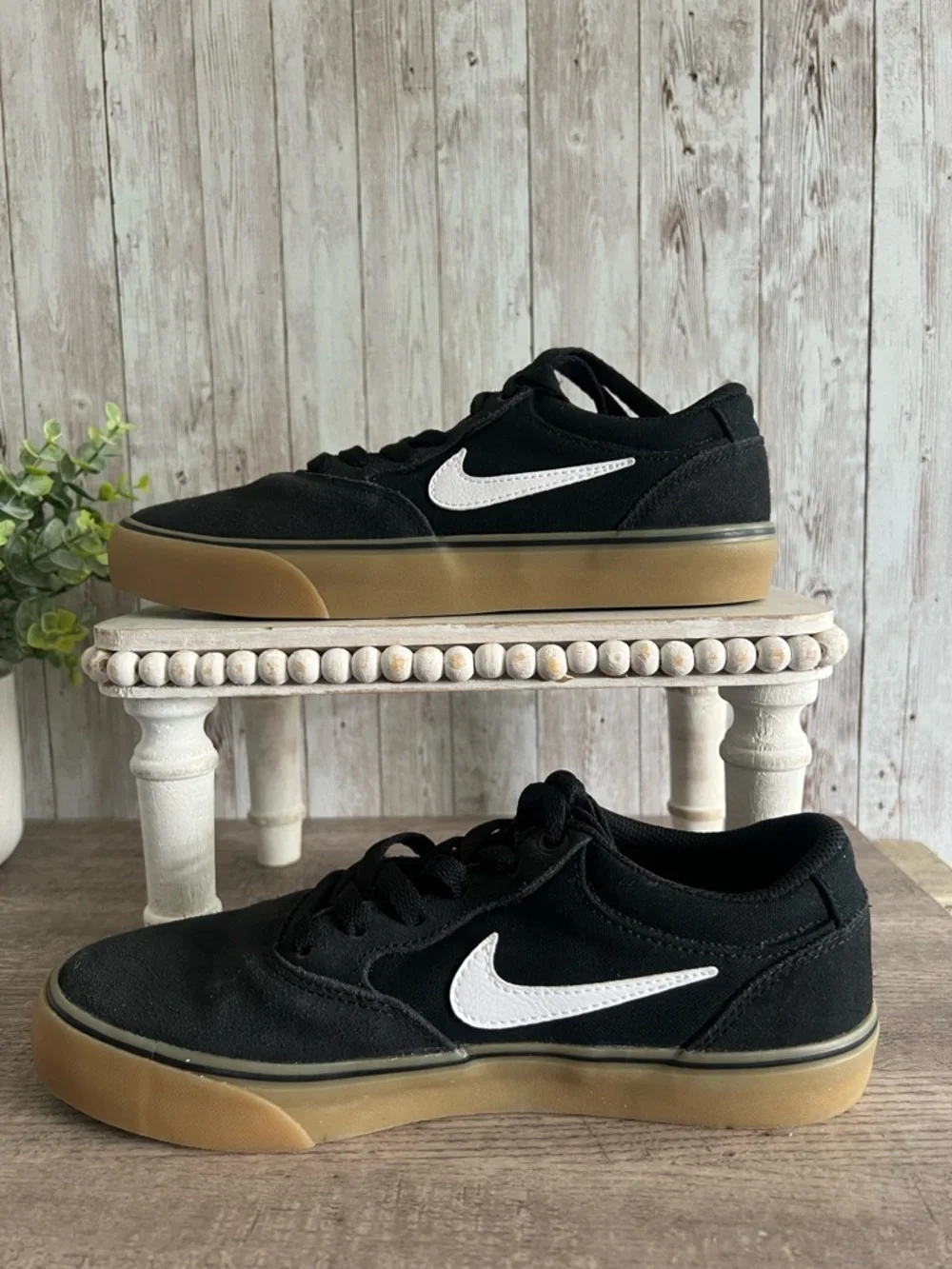 Nike SB Chron 2 Skate Black and White Low-Top Sneakers Gum Sole Unisex M6 W7.5